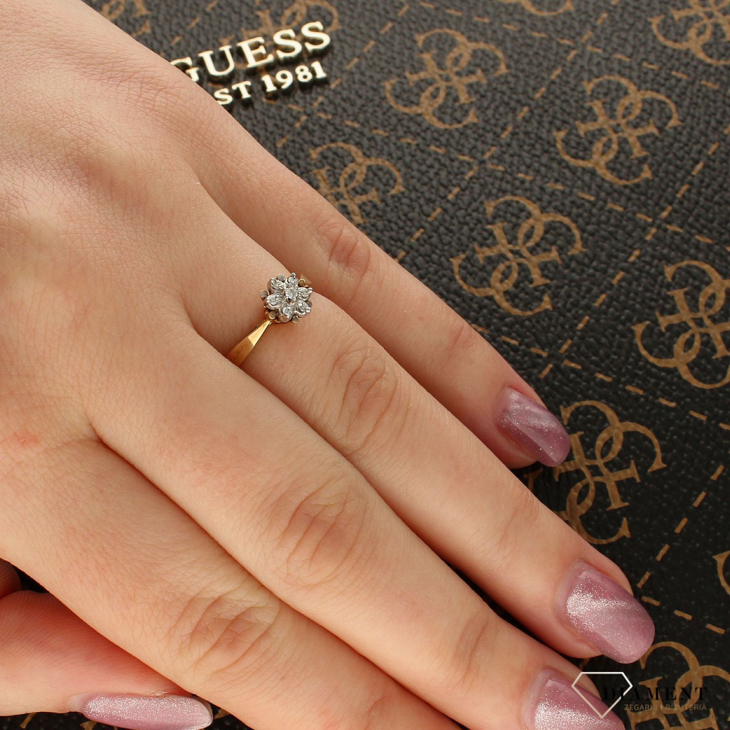 Pierścionek złoty DIAMENT żółte złoto, diamenty, kwiat. Złoto i brylanty to wyjątkowe połączenie, które kobiety wprost uwielbiają. Pierścionek ofiarowany ukochanej kobiecie stanie się 1.jpg